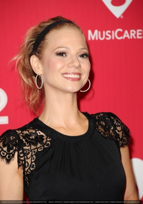 02102012_-_22ND_ANNUAL_MUSICARES_GALA_HONOURING_PAUL_MCCARTNEY_034.jpg