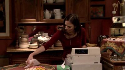 FREDDIE_-_E1X05_THE_WAR_OF_THE_ROSE_023.jpg