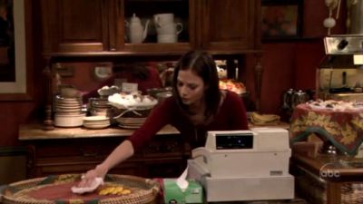 FREDDIE_-_E1X05_THE_WAR_OF_THE_ROSE_031.jpg