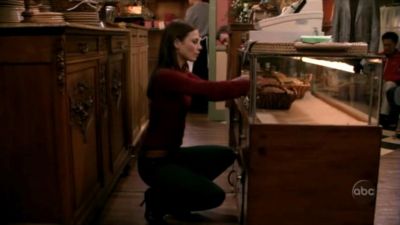 FREDDIE_-_E1X05_THE_WAR_OF_THE_ROSE_039.jpg