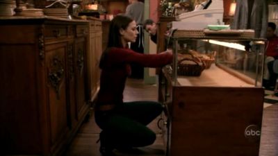 FREDDIE_-_E1X05_THE_WAR_OF_THE_ROSE_041.jpg