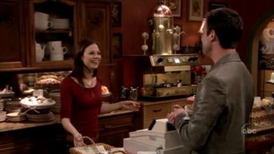 FREDDIE_-_E1X05_THE_WAR_OF_THE_ROSE_049.jpg