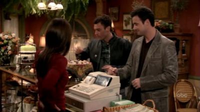 FREDDIE_-_E1X05_THE_WAR_OF_THE_ROSE_070.jpg