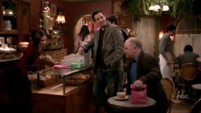 FREDDIE_-_E1X05_THE_WAR_OF_THE_ROSE_092.jpg