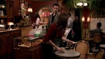FREDDIE_-_E1X05_THE_WAR_OF_THE_ROSE_100.jpg