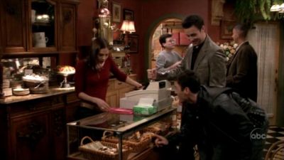 FREDDIE_-_E1X05_THE_WAR_OF_THE_ROSE_150.jpg