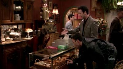 FREDDIE_-_E1X05_THE_WAR_OF_THE_ROSE_156.jpg