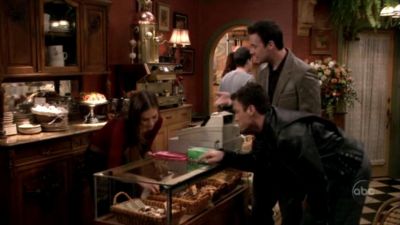 FREDDIE_-_E1X05_THE_WAR_OF_THE_ROSE_157.jpg