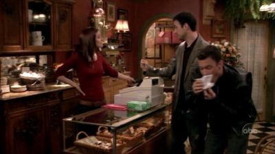 FREDDIE_-_E1X05_THE_WAR_OF_THE_ROSE_162.jpg