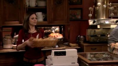 FREDDIE_-_E1X05_THE_WAR_OF_THE_ROSE_256.jpg