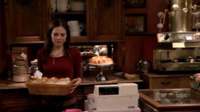 FREDDIE_-_E1X05_THE_WAR_OF_THE_ROSE_258.jpg