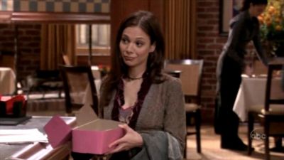 FREDDIE_-_E1X05_THE_WAR_OF_THE_ROSE_302.jpg