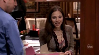 FREDDIE_-_E1X05_THE_WAR_OF_THE_ROSE_331.jpg