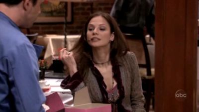 FREDDIE_-_E1X05_THE_WAR_OF_THE_ROSE_345.jpg