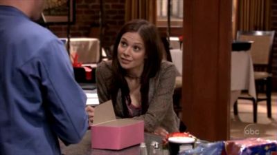 FREDDIE_-_E1X05_THE_WAR_OF_THE_ROSE_385.jpg