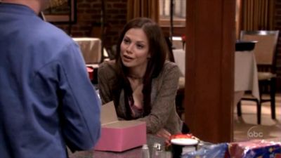 FREDDIE_-_E1X05_THE_WAR_OF_THE_ROSE_392.jpg