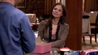 FREDDIE_-_E1X05_THE_WAR_OF_THE_ROSE_397.jpg