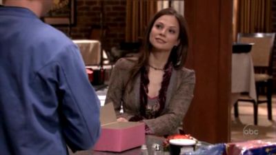 FREDDIE_-_E1X05_THE_WAR_OF_THE_ROSE_399.jpg