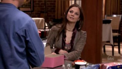 FREDDIE_-_E1X05_THE_WAR_OF_THE_ROSE_400.jpg
