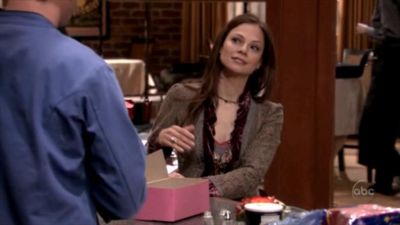 FREDDIE_-_E1X05_THE_WAR_OF_THE_ROSE_403.jpg