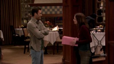 FREDDIE_-_E1X13_THE_TWO_THAT_GOT_AWAY_040.jpg