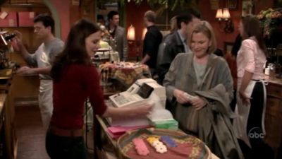 FREDDIE_-_E1X05_THE_WAR_OF_THE_ROSE_005.jpg