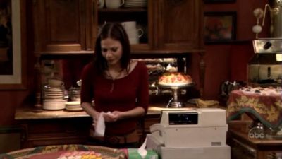 FREDDIE_-_E1X05_THE_WAR_OF_THE_ROSE_016.jpg