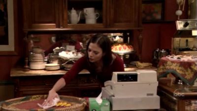 FREDDIE_-_E1X05_THE_WAR_OF_THE_ROSE_028.jpg