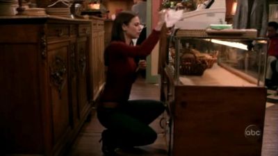 FREDDIE_-_E1X05_THE_WAR_OF_THE_ROSE_032.jpg