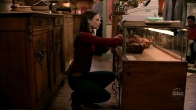 FREDDIE_-_E1X05_THE_WAR_OF_THE_ROSE_035.jpg