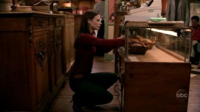 FREDDIE_-_E1X05_THE_WAR_OF_THE_ROSE_037.jpg