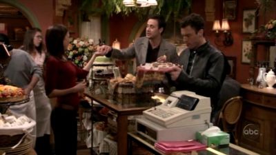 FREDDIE_-_E1X05_THE_WAR_OF_THE_ROSE_110.jpg