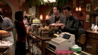 FREDDIE_-_E1X05_THE_WAR_OF_THE_ROSE_112.jpg