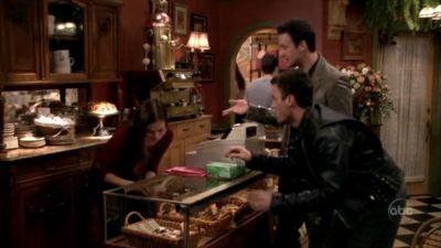 FREDDIE_-_E1X05_THE_WAR_OF_THE_ROSE_158.jpg