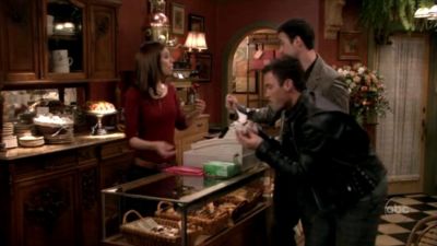 FREDDIE_-_E1X05_THE_WAR_OF_THE_ROSE_161.jpg