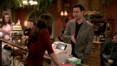 FREDDIE_-_E1X05_THE_WAR_OF_THE_ROSE_200.jpg