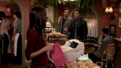 FREDDIE_-_E1X05_THE_WAR_OF_THE_ROSE_270.jpg