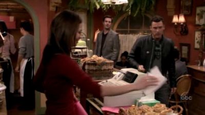 FREDDIE_-_E1X05_THE_WAR_OF_THE_ROSE_273.jpg