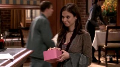 FREDDIE_-_E1X05_THE_WAR_OF_THE_ROSE_296.jpg