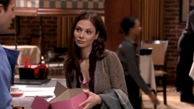 FREDDIE_-_E1X05_THE_WAR_OF_THE_ROSE_311.jpg