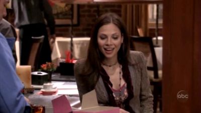 FREDDIE_-_E1X05_THE_WAR_OF_THE_ROSE_327.jpg