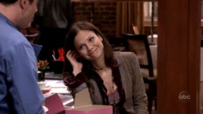FREDDIE_-_E1X05_THE_WAR_OF_THE_ROSE_360.jpg