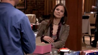 FREDDIE_-_E1X05_THE_WAR_OF_THE_ROSE_401.jpg