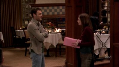 FREDDIE_-_E1X13_THE_TWO_THAT_GOT_AWAY_042.jpg