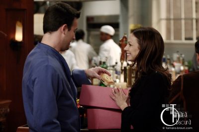 FREDDIE_-_E1X06_THE_ITALIAN_JOB_STILLS_002.jpg